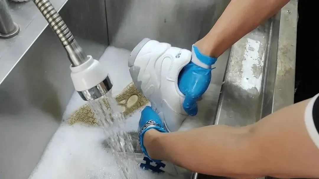 新疆洗鞋店加盟比传统奎屯新疆干洗店加盟的优势在哪？